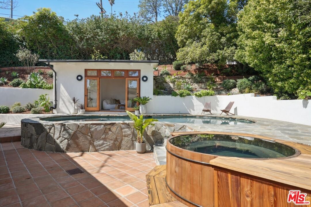 Sunset Crest Dr, 90046