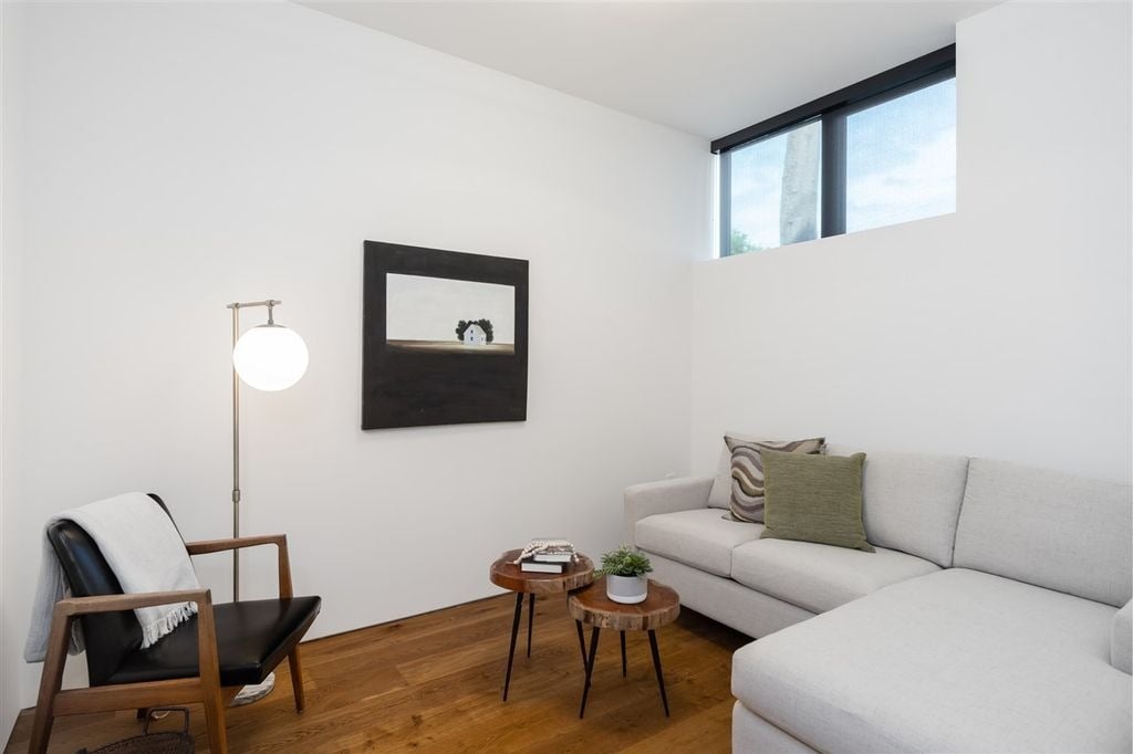 4385 Locarno Cres