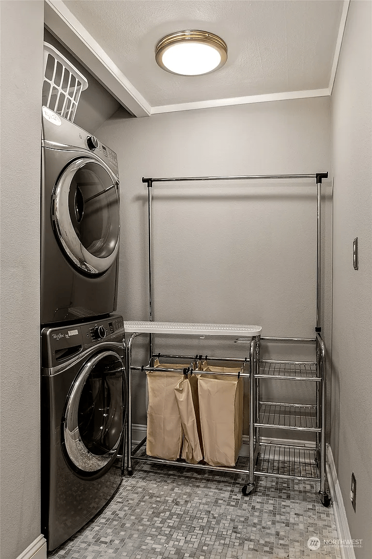 5529 Kenwood Place N