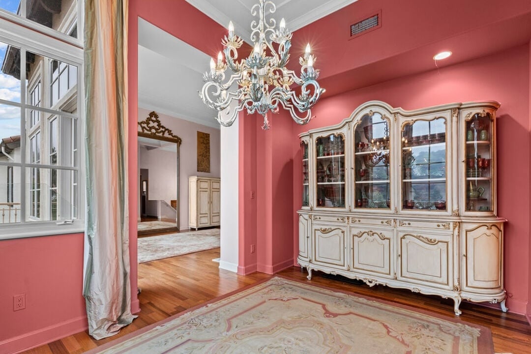 Buckingham Ln, 90077