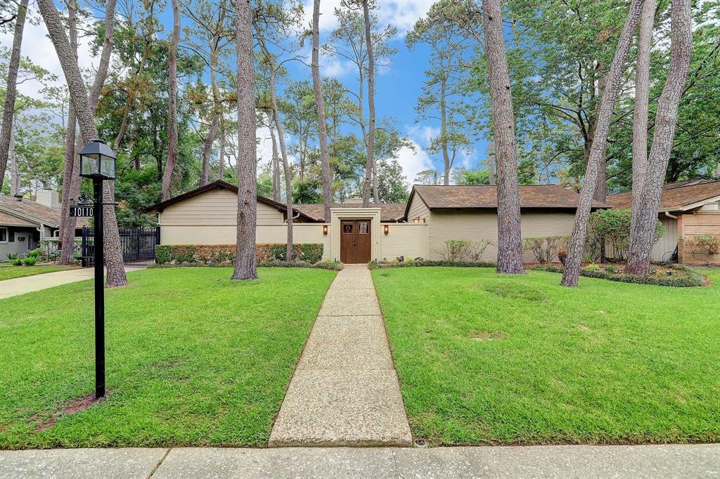 10110 Holly Springs Dr