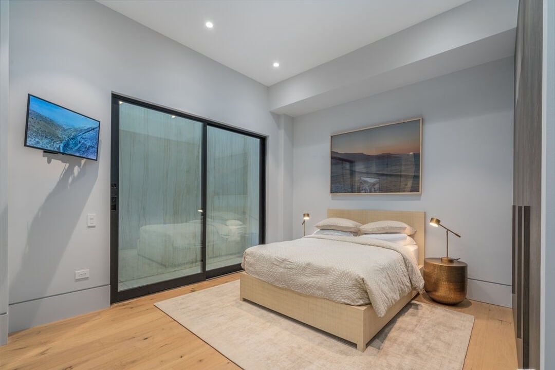 Silverreach Pavilion, N Hillcrest Rd, 90210