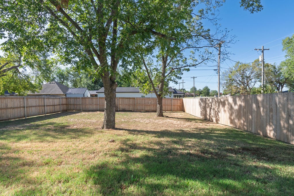 820 W Locust Street