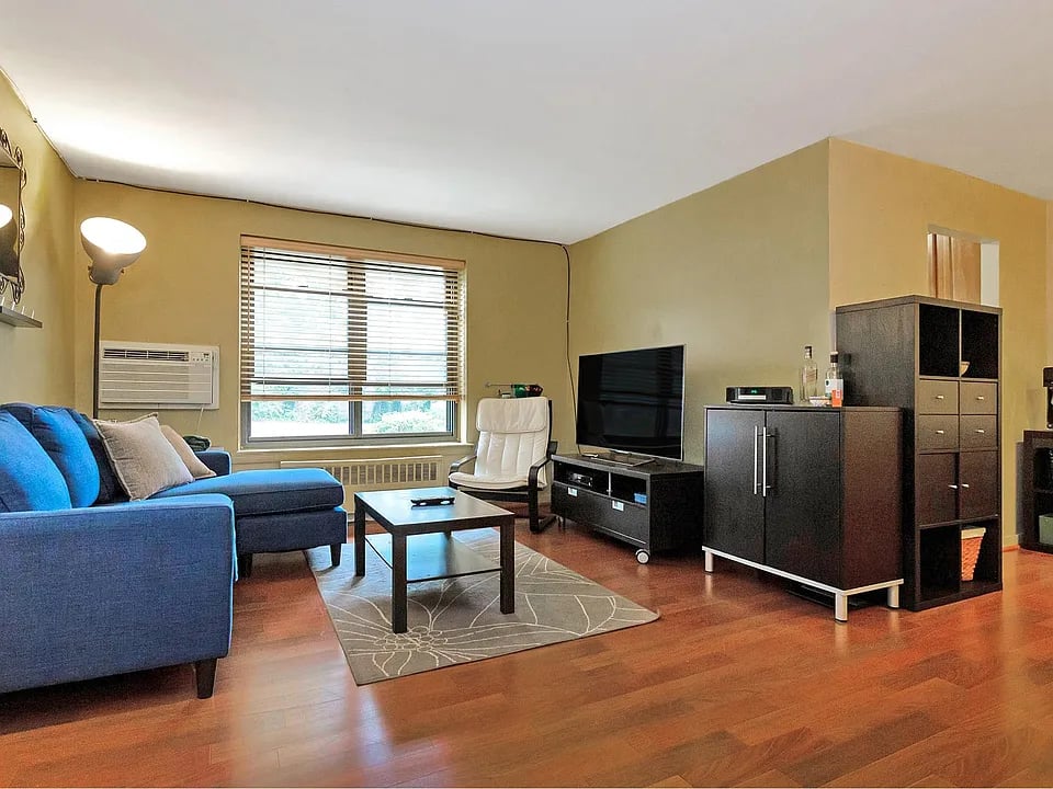 8 W Mill Dr APT 1B