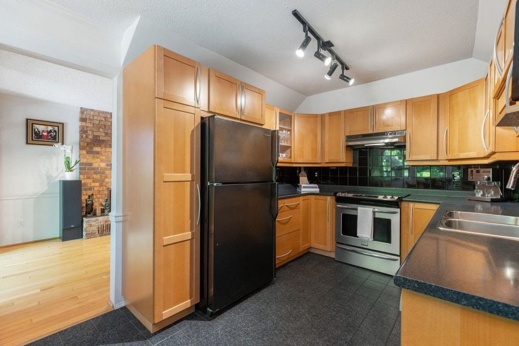 5195 Sapphire Pl