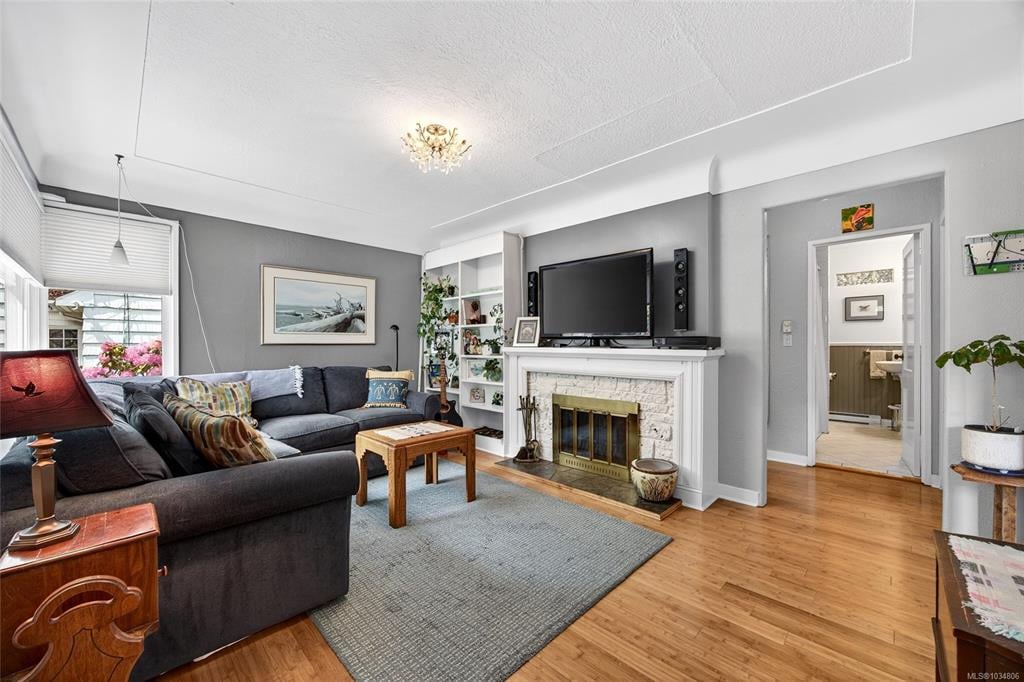 415 Dundas St