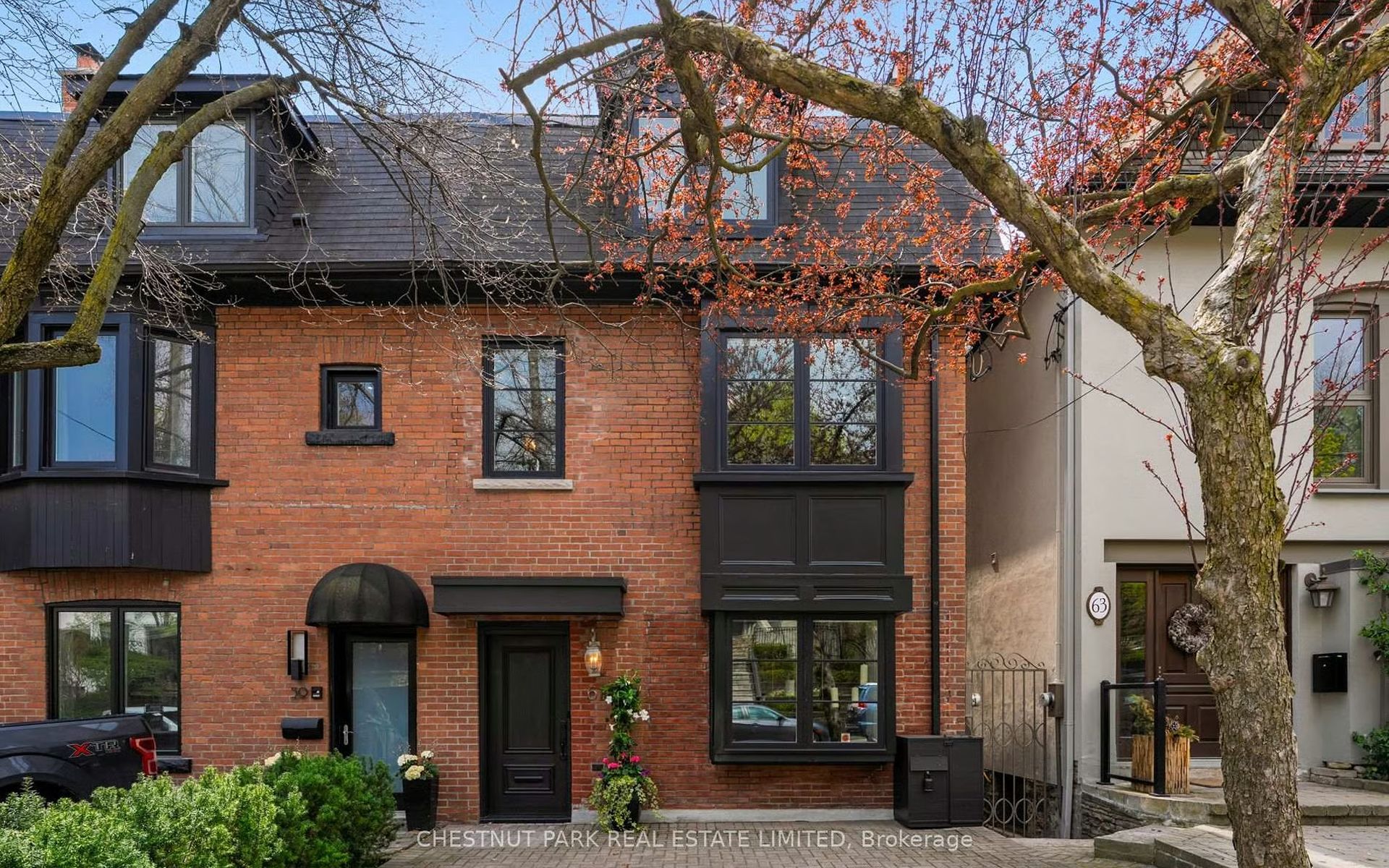 61 Woodlawn Ave W
