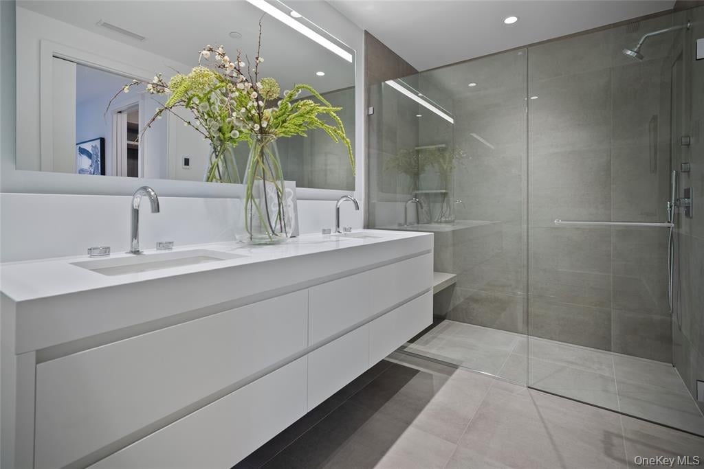 41 Richmondville Avenue Unit: 303