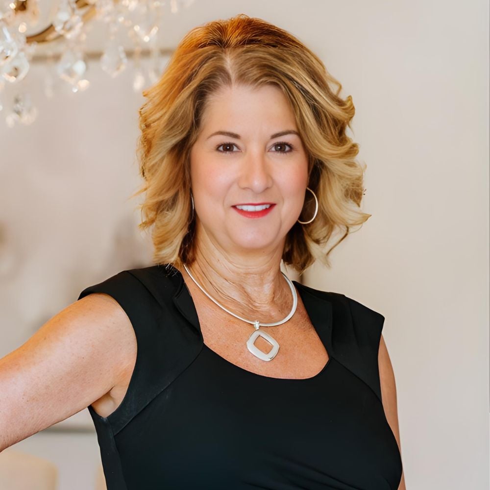 Debbie Londoff St. Louis MO Real Estate Agent Headshot