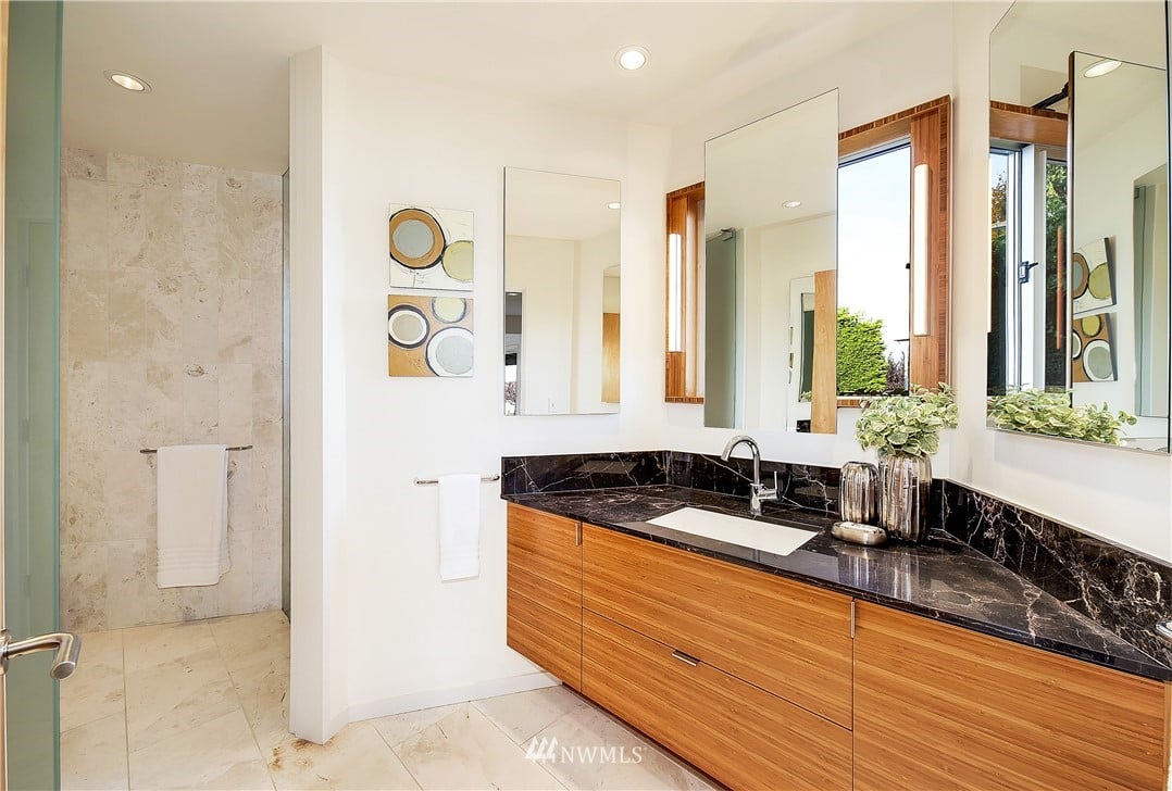 8631 Inverness Dr, NE