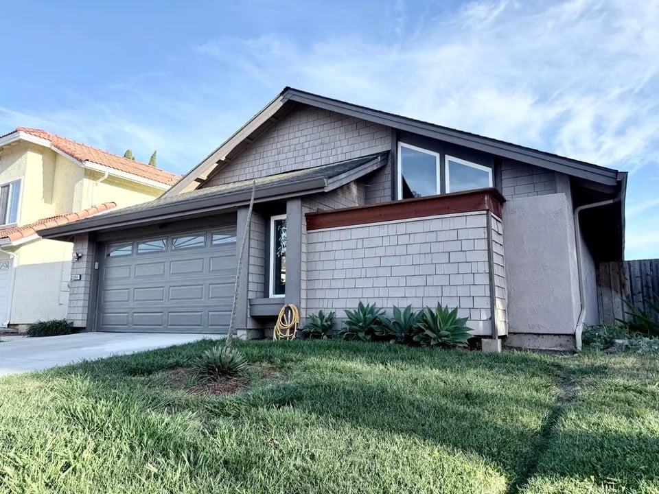 3250 Maple Leaf Ct