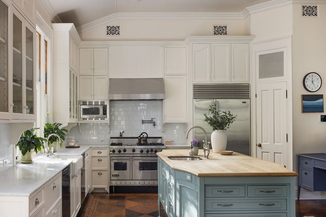 Mandeville Canyon Rd, 90049