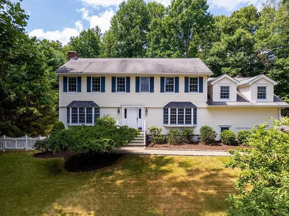 25 Londonderry Ln