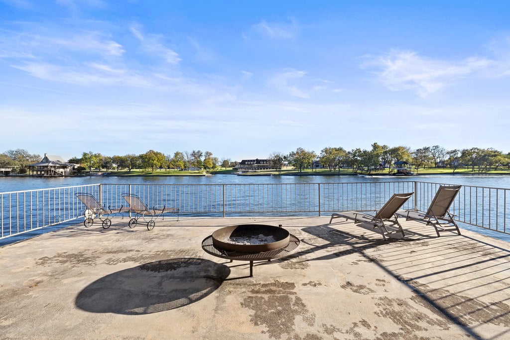 Stunning Waterfront Retreat in the Heart of Kingsland