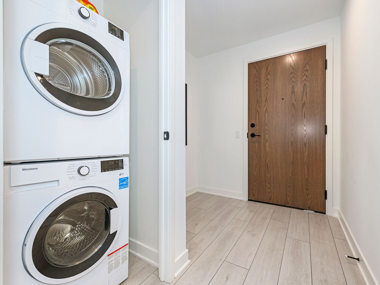 55 Charles St E Unit: 2604
