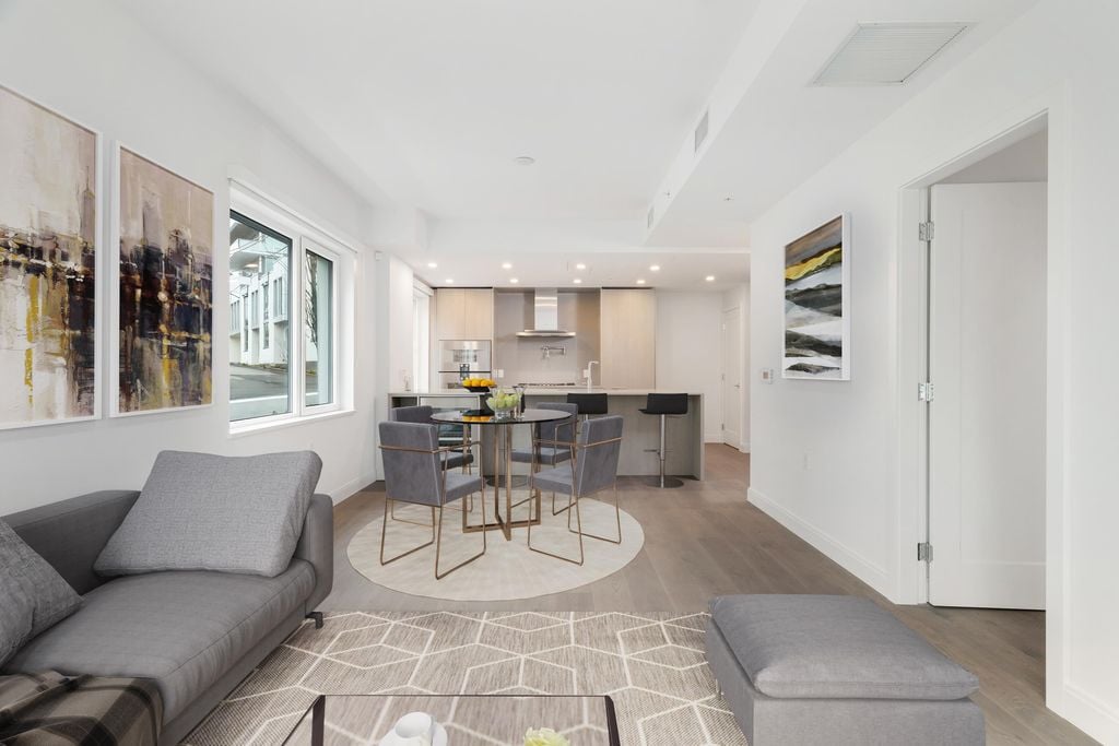478 W 33rd Ave