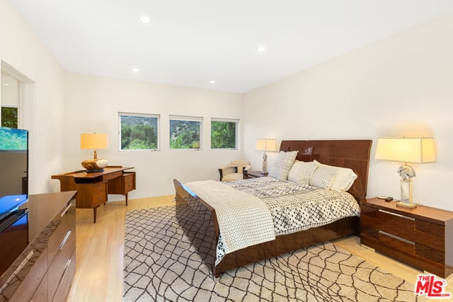 7548 Mulholland Dr
