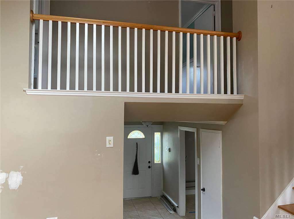 212 Haypath Rd, Old Bethpage