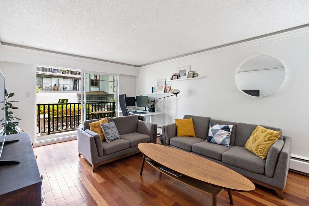 270 W 1st St, #202