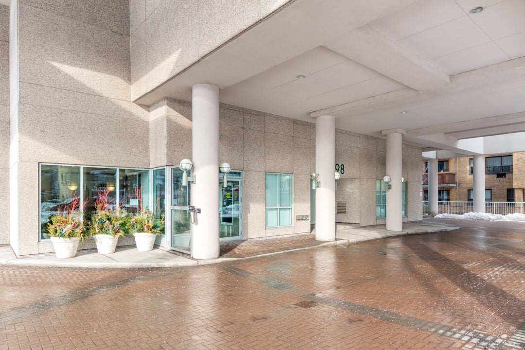 398 Eglinton Avenue E #611