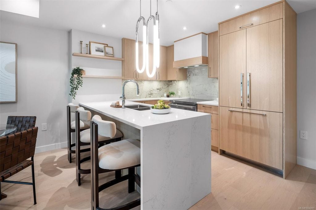 5229 Cordova Bay, #304