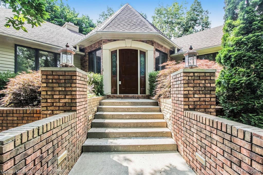 9253 Thornhill Drive