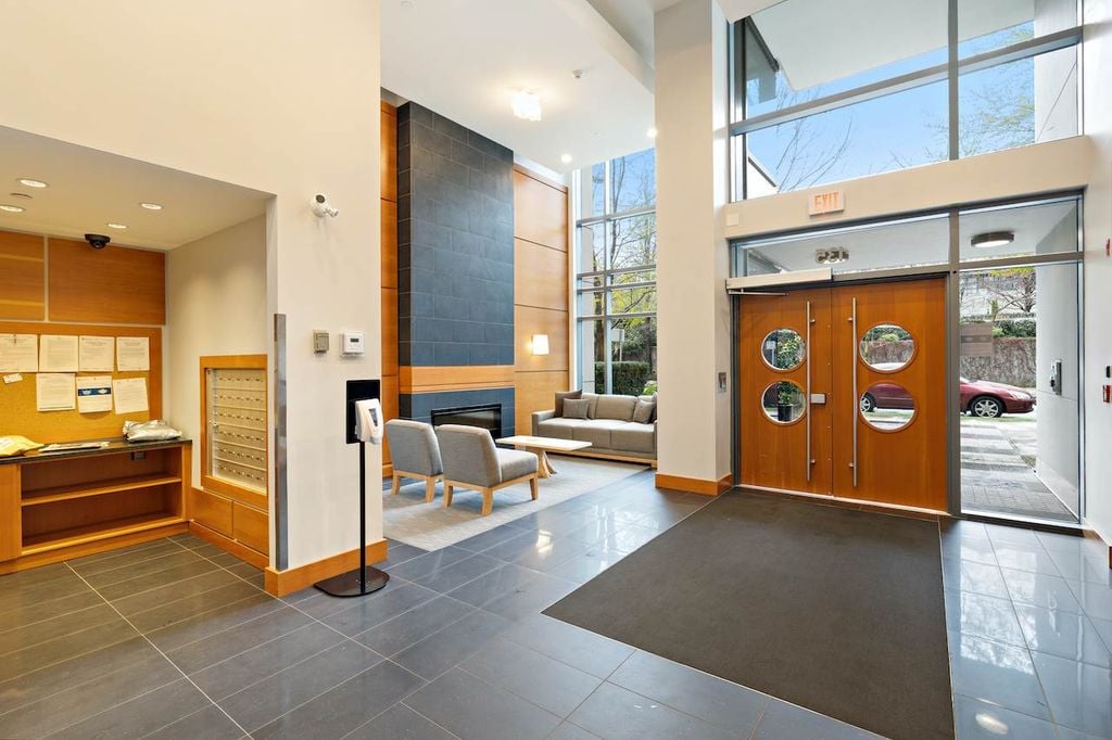 135 W 2nd St, #101