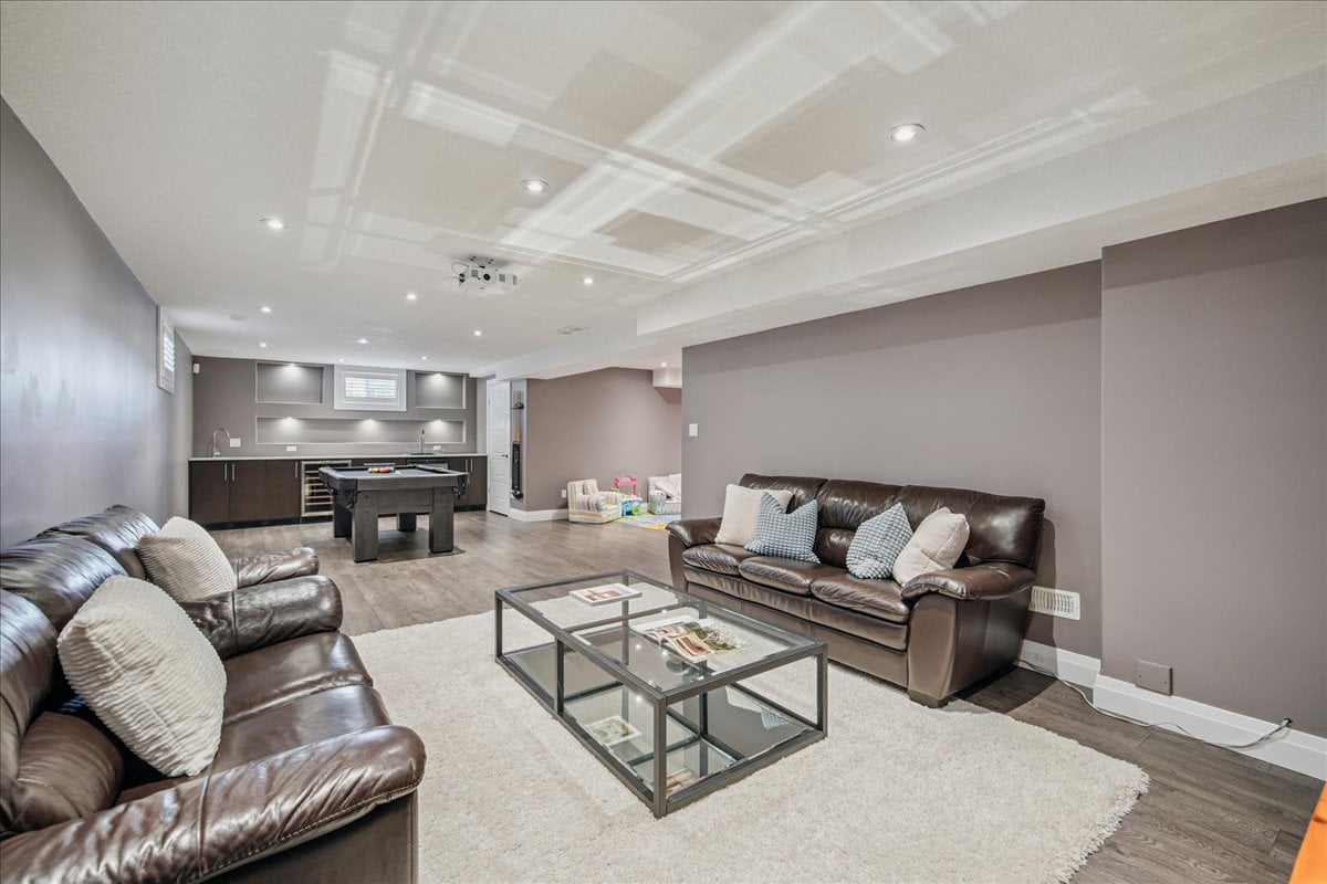 LUXURY LIVES HERE