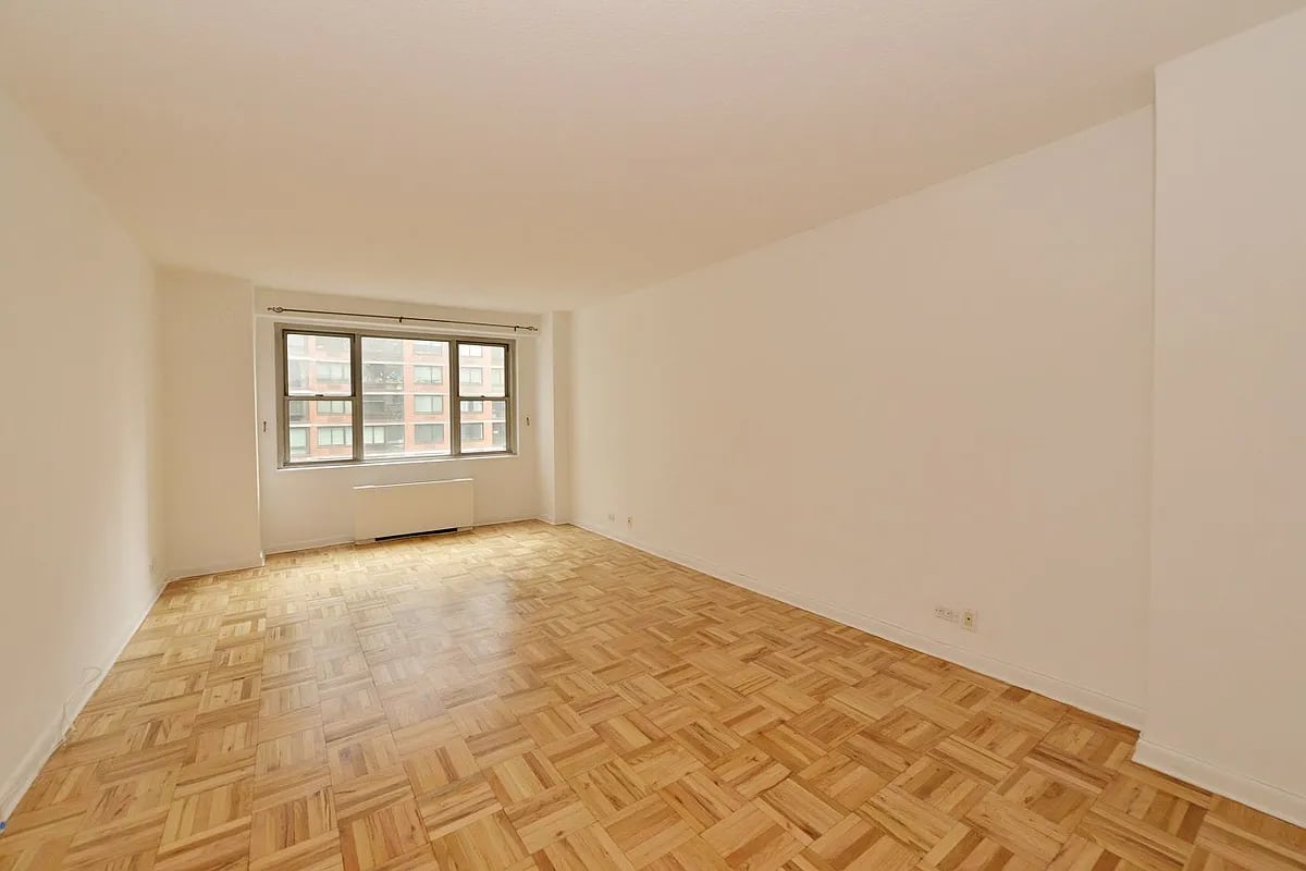 300 E 40th St #16M