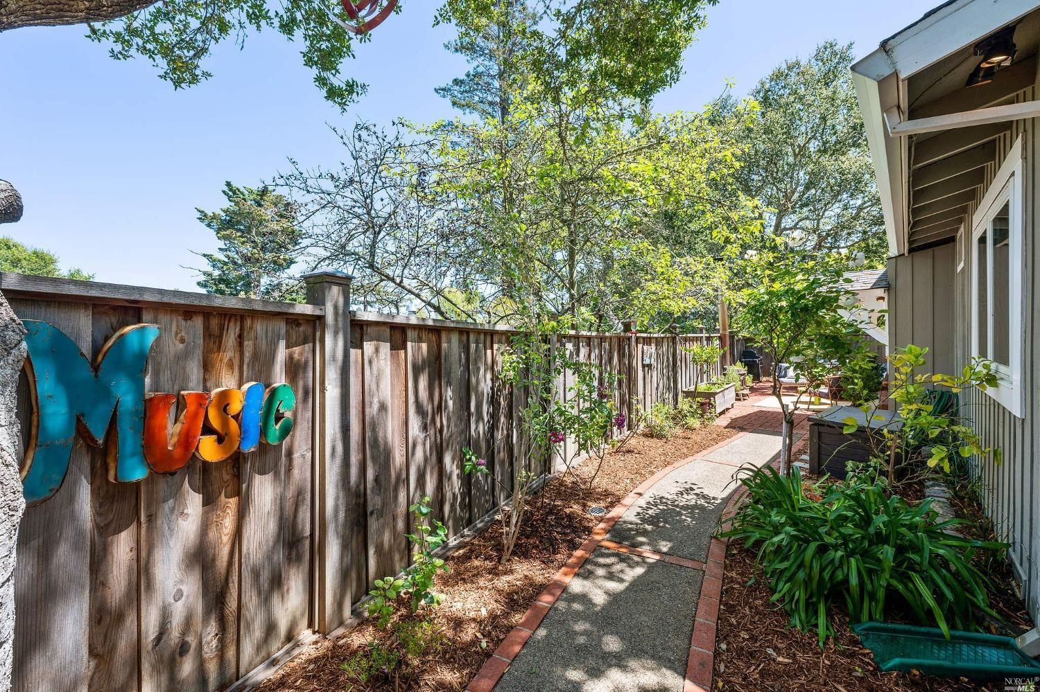 463 Live Oak Dr
