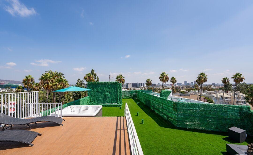 137 N Doheny Dr