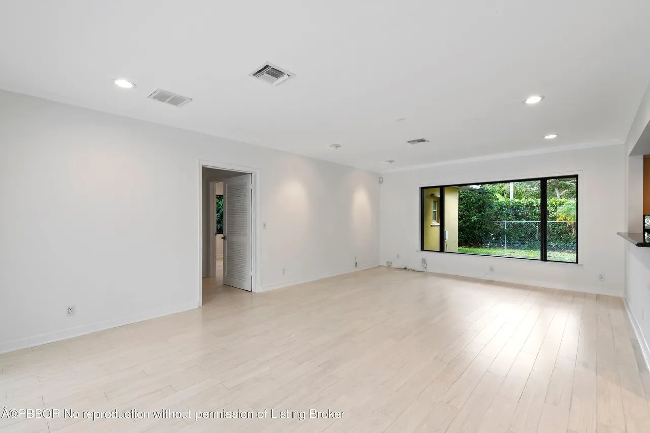 270 Russlyn Dr