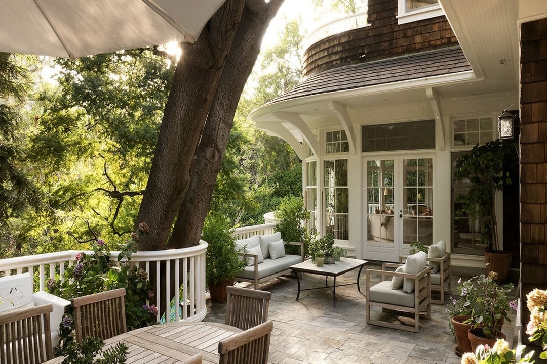 Mandeville Canyon Rd, 90049