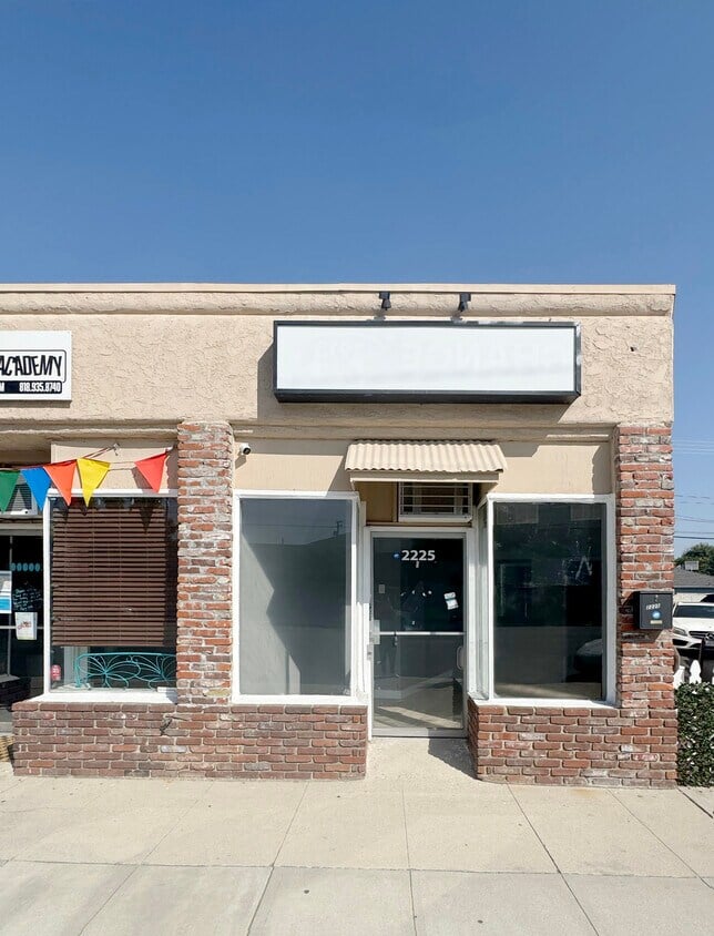 2225-2227 W Olive Ave