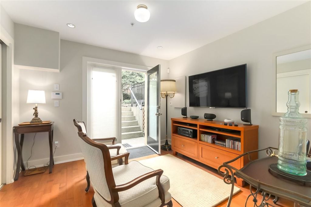 91 E 27th Ave