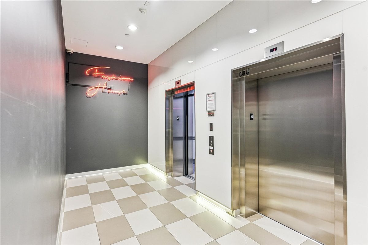 560 King St West Suite 1006