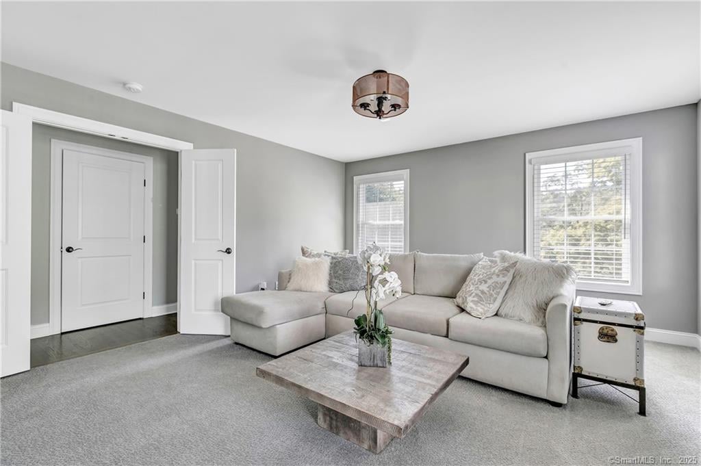 6 Moorefield Farms Rd, Trumbull