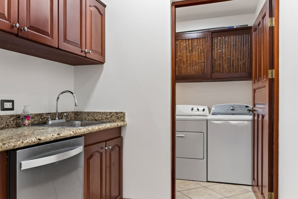 The Oaks #21 | Top-Floor, Turnkey Condo Minutes from Tamarindo