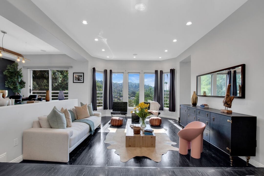 Solaris Manor, N Knoll Dr, 90068