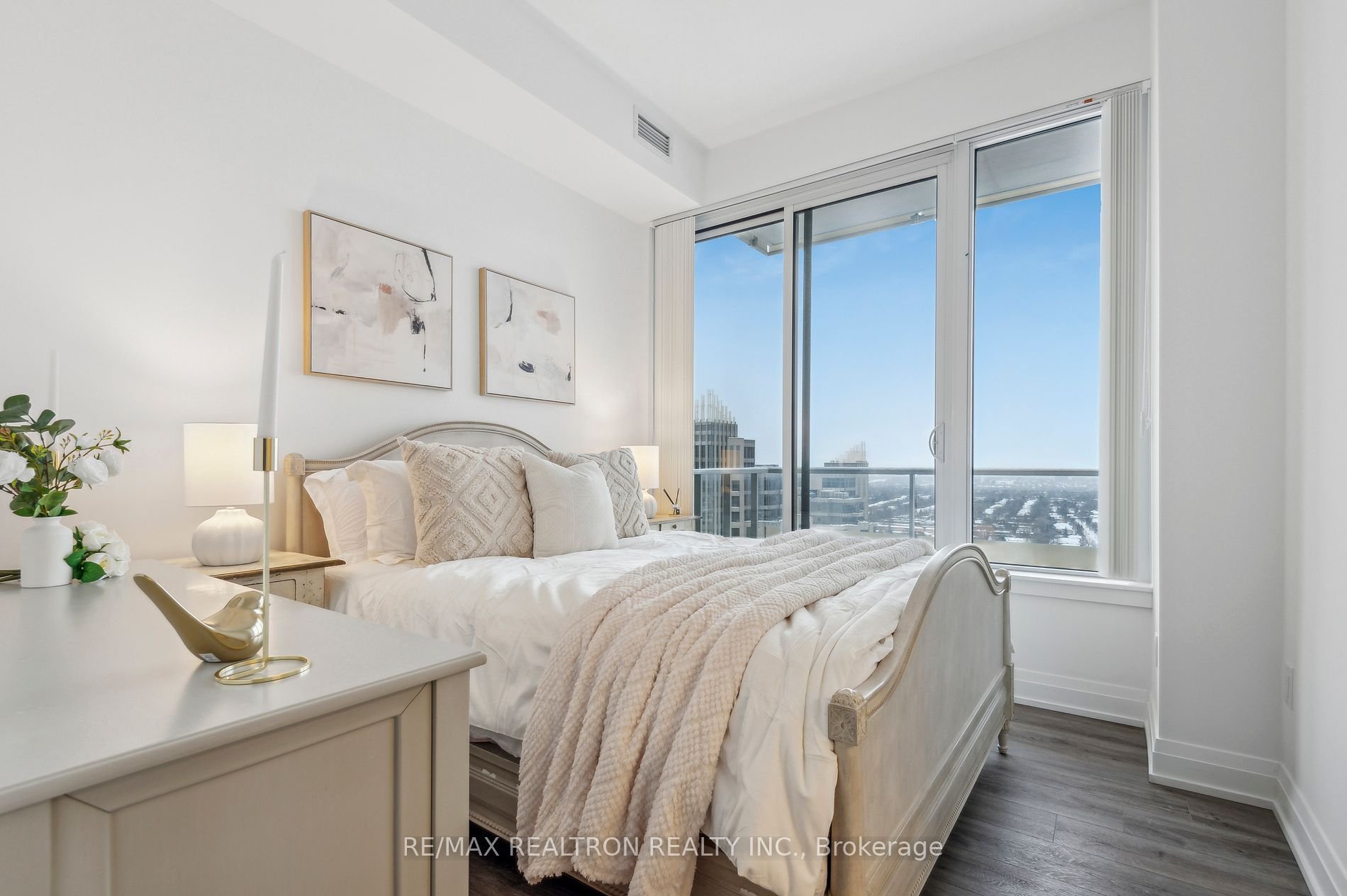STUNNING, AIRY PENTHOUSE
