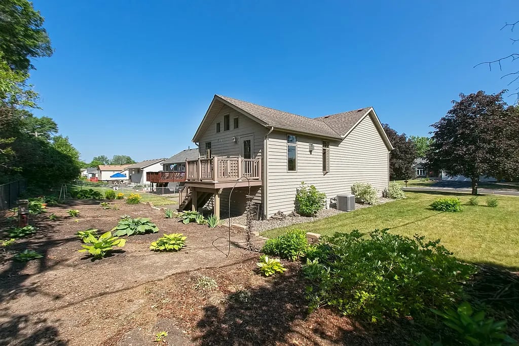 96 Maple Ln