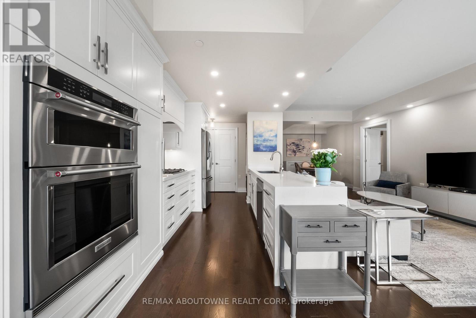3500 Lakeshore Road W 205