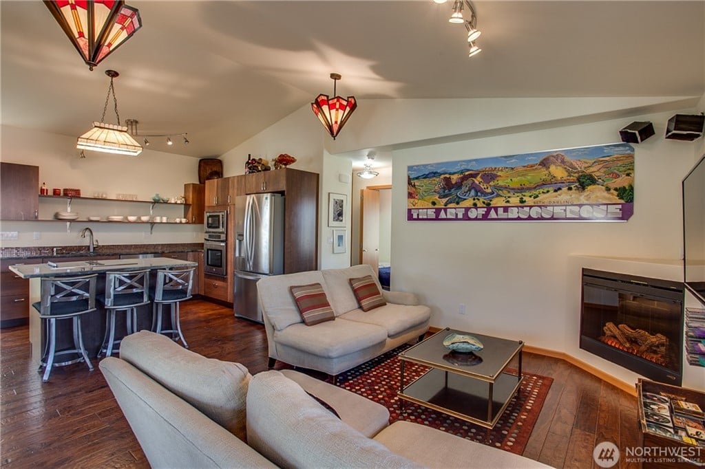 275 W Emerson Dr