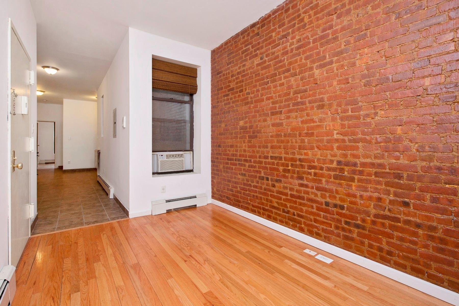 851 Hart St