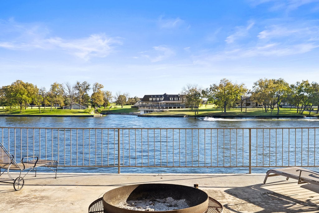 Stunning Waterfront Retreat in the Heart of Kingsland