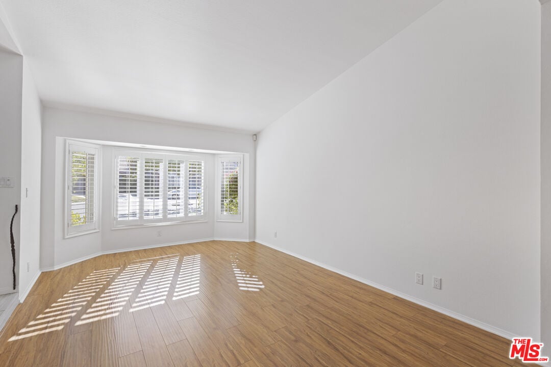 5924 Julian Ln