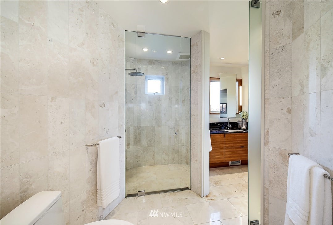 8631 Inverness Dr, NE