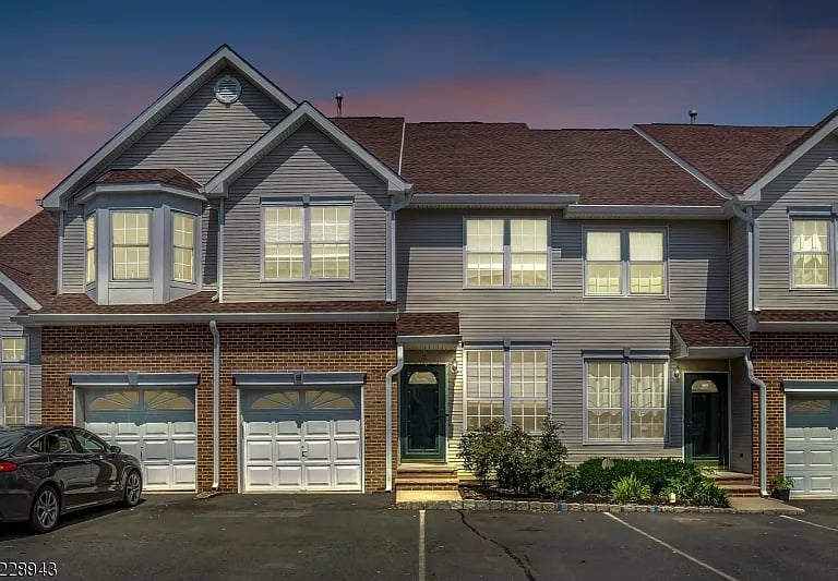 8 Saddle Ct