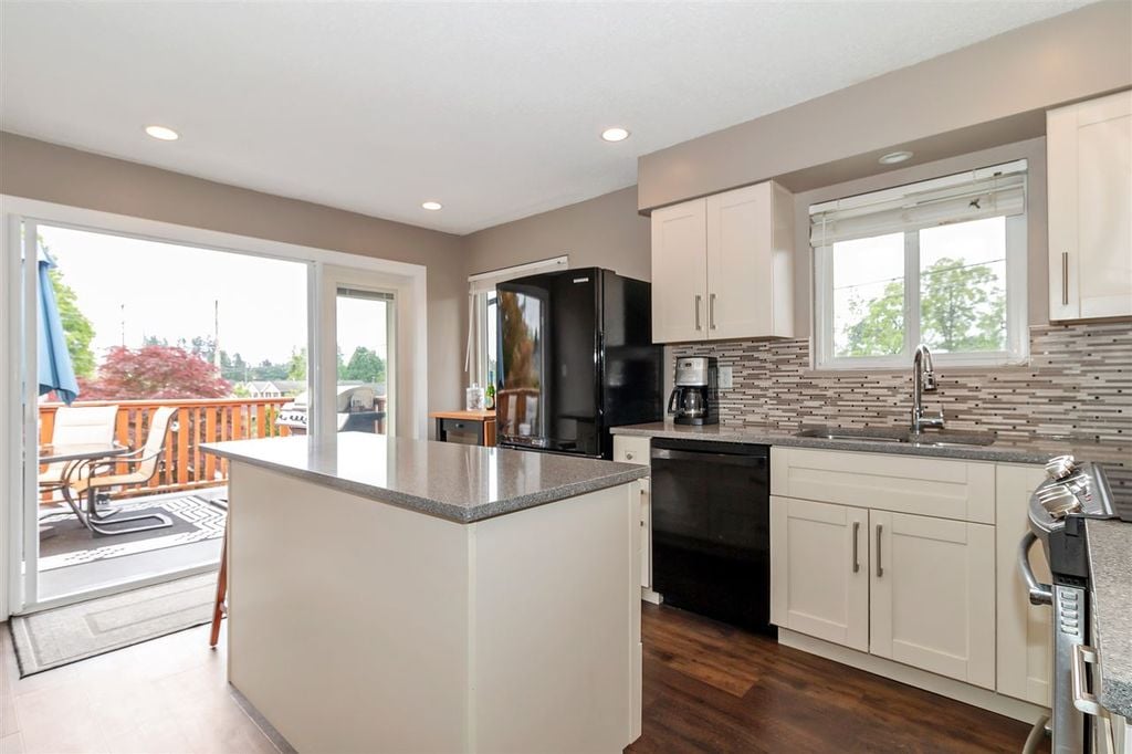 345 W 22nd St