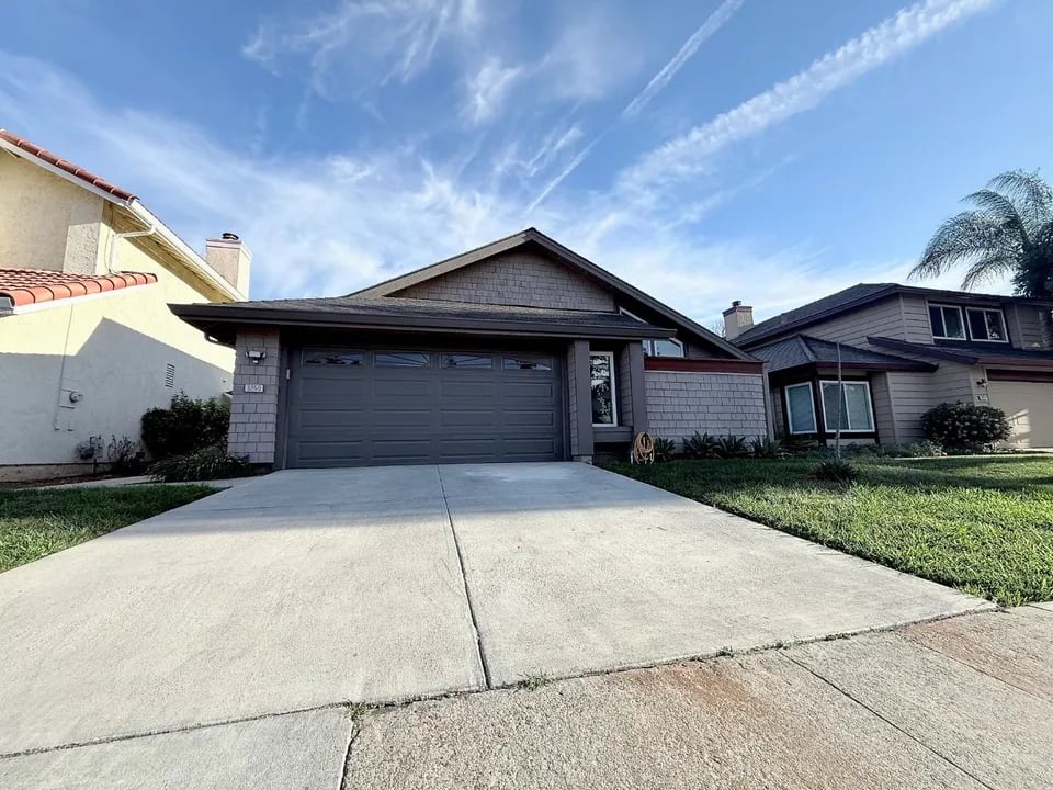 3250 Maple Leaf Ct
